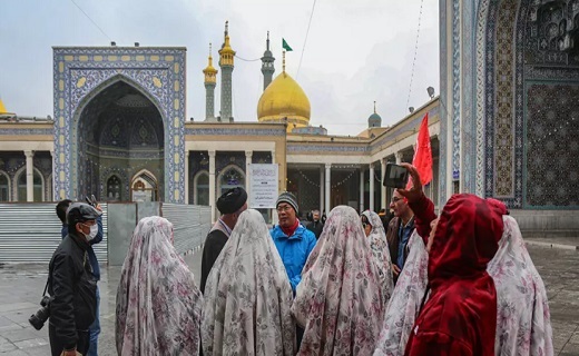 حضور گردشگران ویتنامی در حرم حضرت معصومه(س) + تصاویر