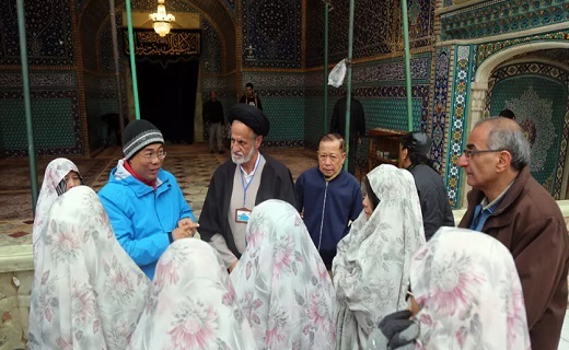 حضور گردشگران ویتنامی در حرم حضرت معصومه(س) + تصاویر