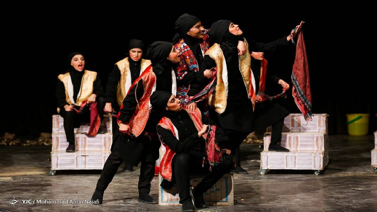 تئاتر آزاد روی دست فیلم سینمایی زد