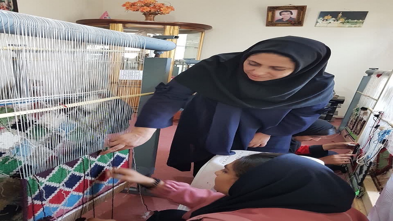 مهارت آموزی دختران عشایر استان قزوین در گلیم بافی