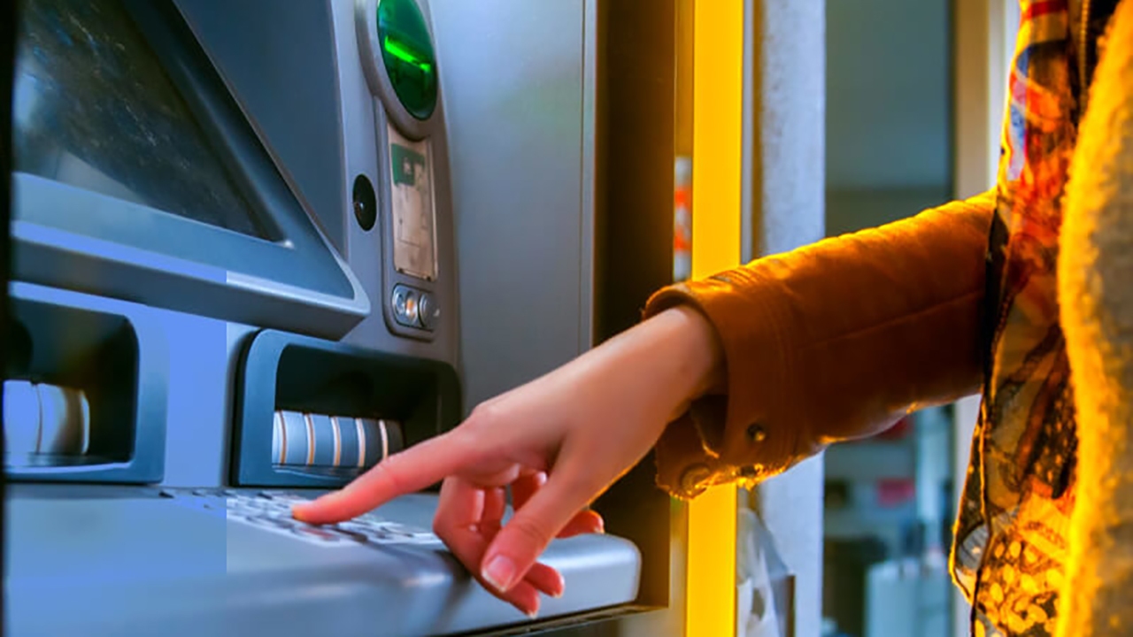 دزدی از یک زن پای دستگاه عابر بانک + فیلم