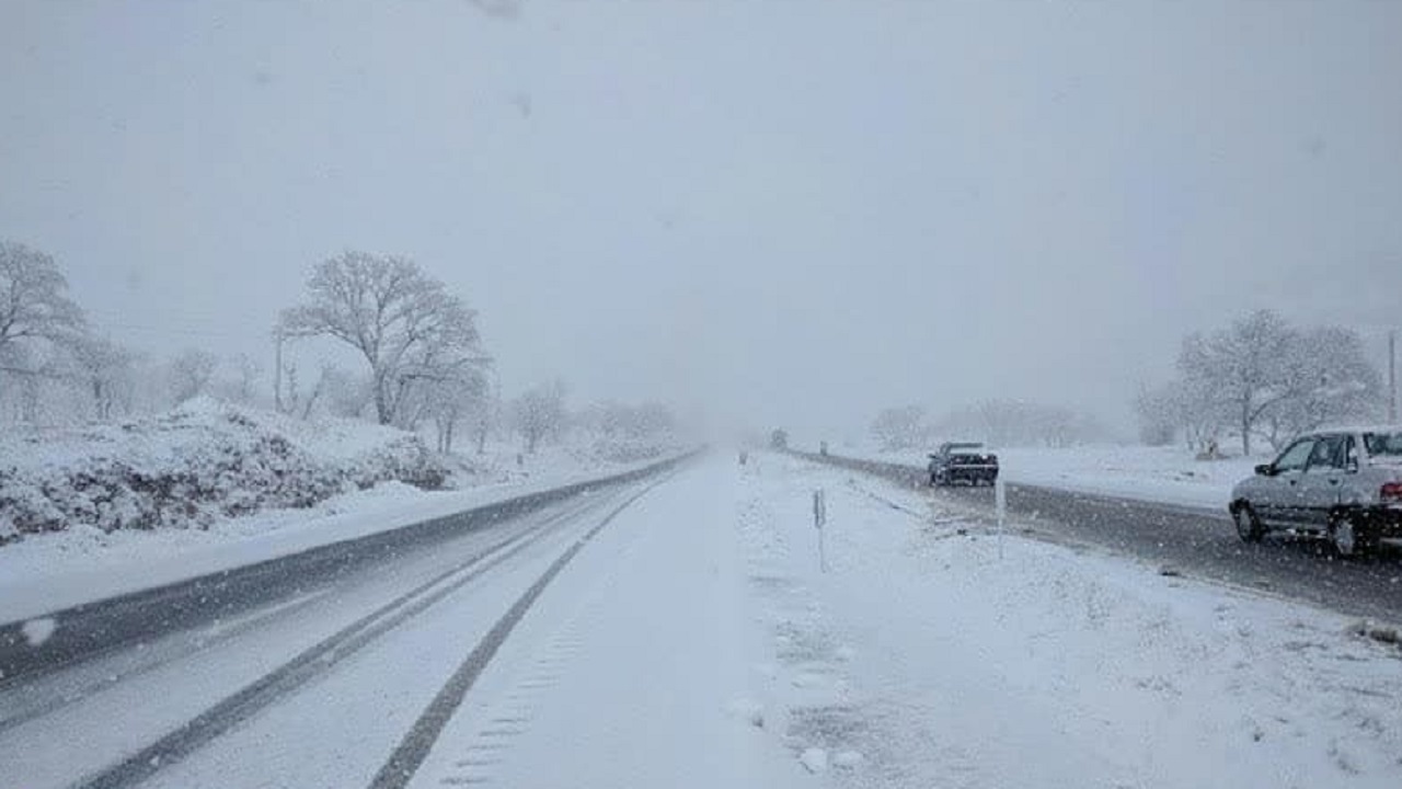 در درمیان ۱۰ سانتیمتر برف بارید