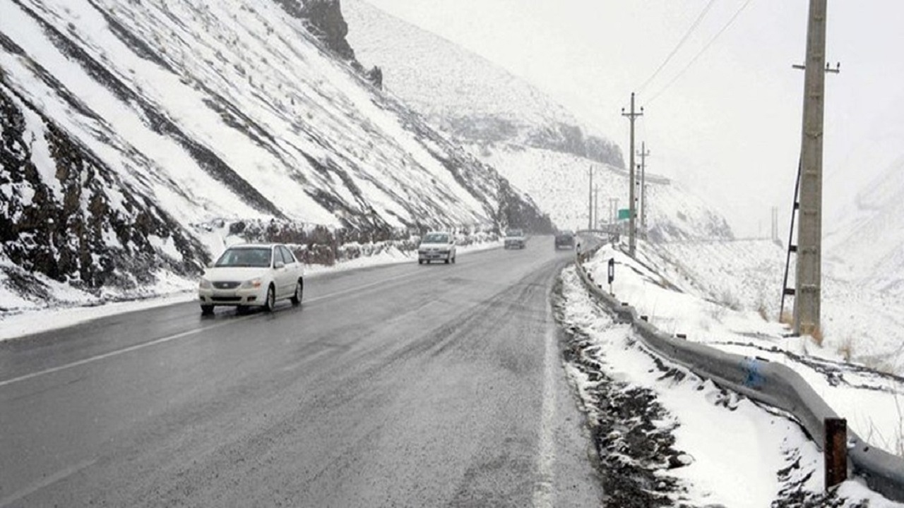 بارش برف در مناطق کوهستانی استان یزد/ شهروندان از سفر غیرضرور خودداری کنند