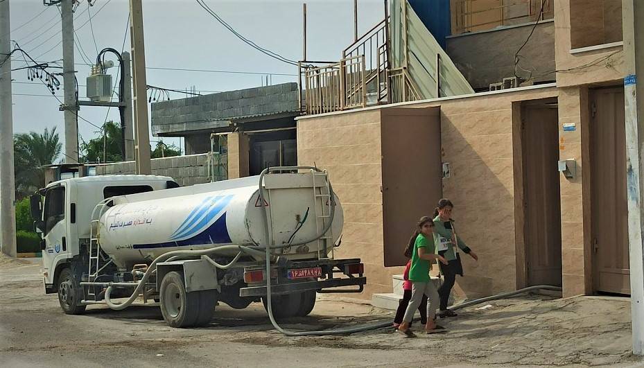 کمبود آب شرب اهالی بنک را به دردسر انداخت + تصویر