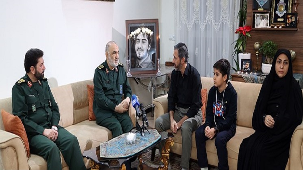 سرلشکر سلامی با خانواده شهید آرمان علی‌وردی دیدار کرد