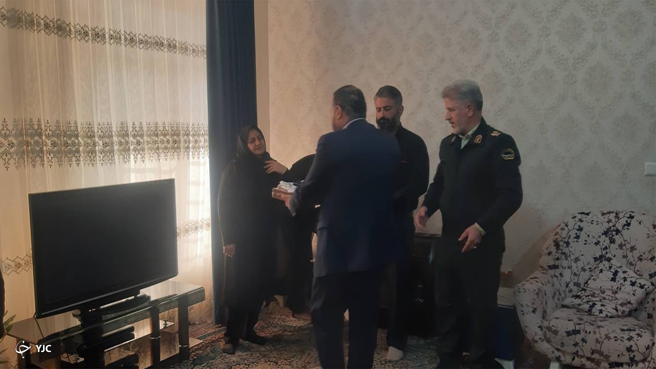 خانواده شهید رضا زارع مویدی مدافع امنیت تکریم و تقدیر شد