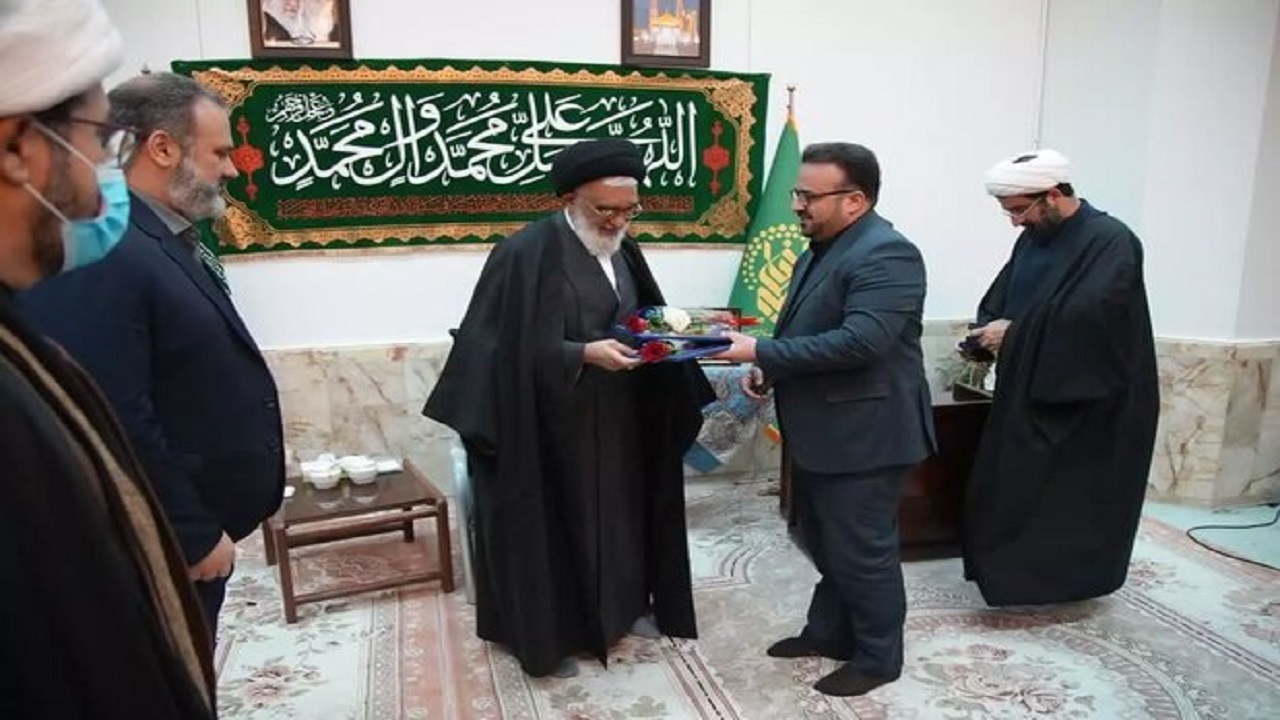 اسناد ۴ موقوفه حرم مطهر بانوی کرامت به «آیت الله سعیدی» تحویل داده شد