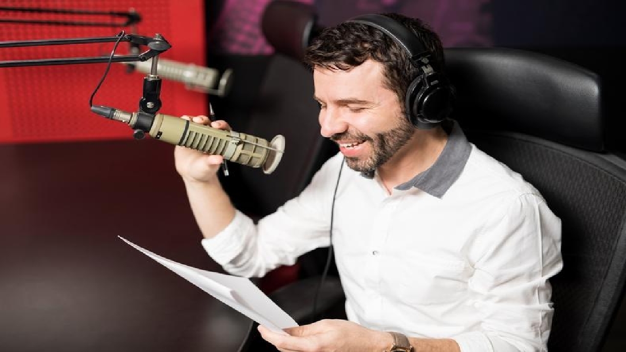 چگونه حالت خنده در صدایمان نقش ببندد؟