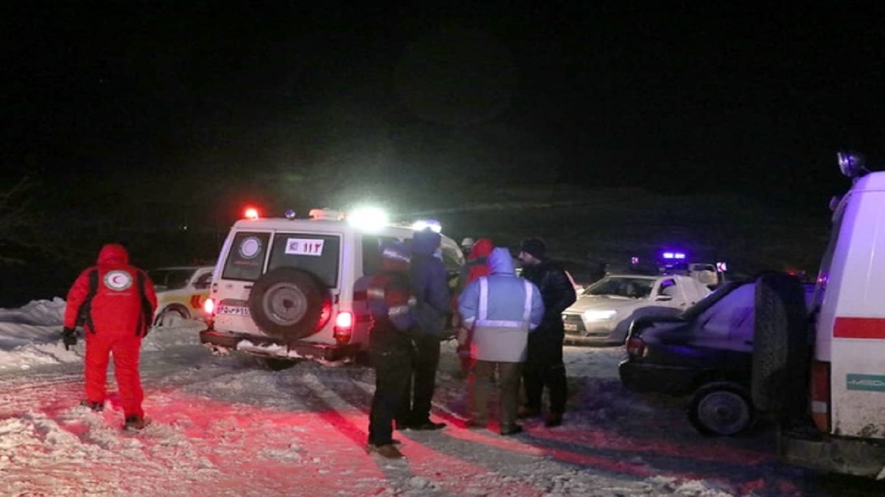 امدادرسانی هلال احمر زنجان به خودروهای گرفتار در برف