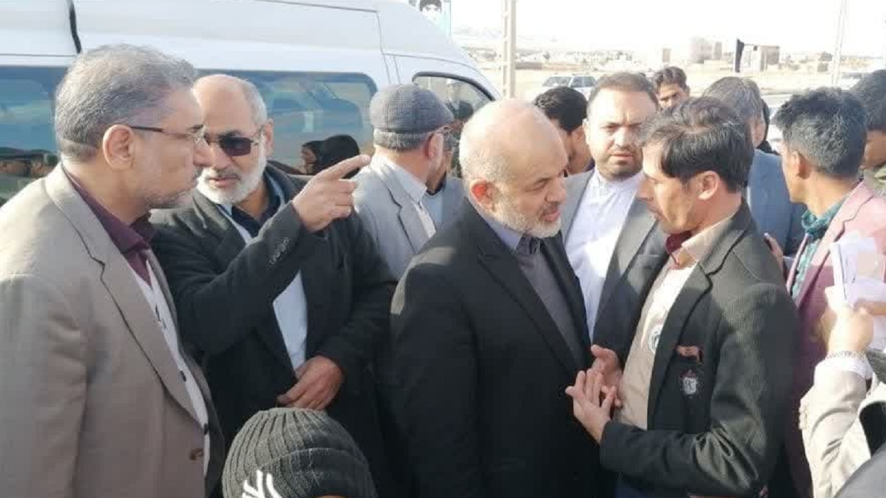وزیر کشور پای صحبت حاجی آبادی ها نشست + تصاویر