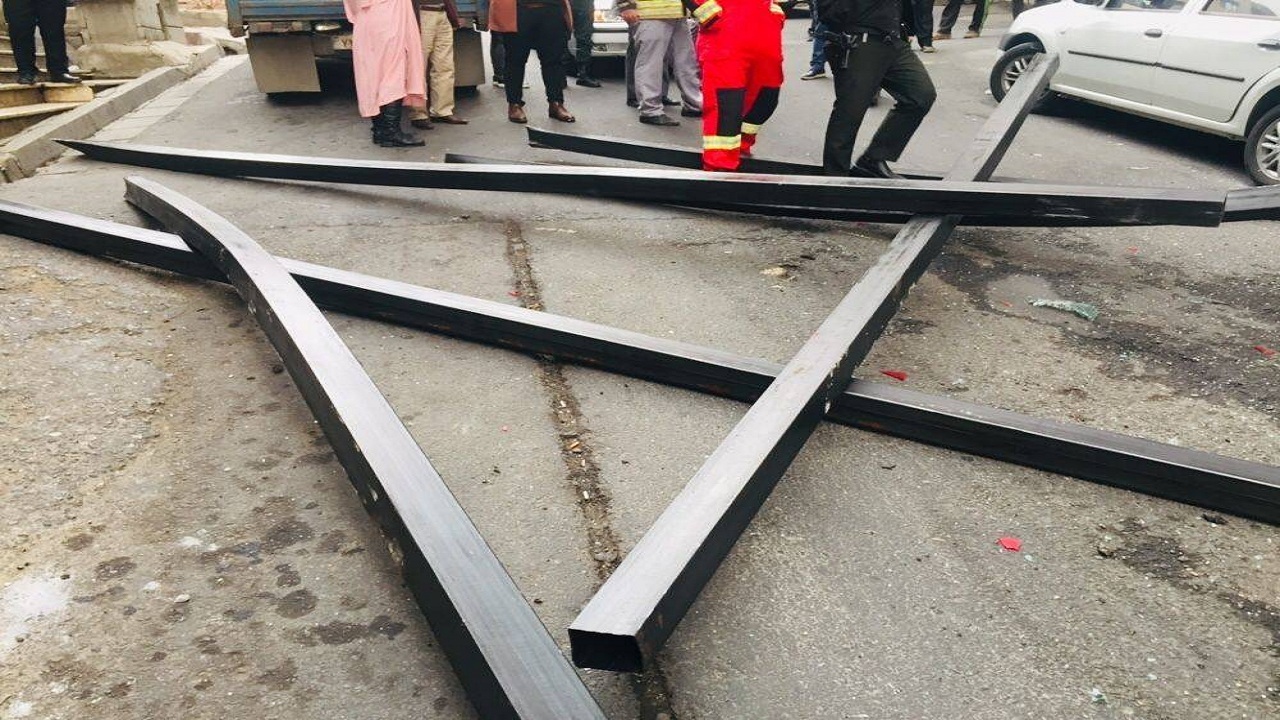 سقوط آهن روی خودرو حادثه ساز شد
