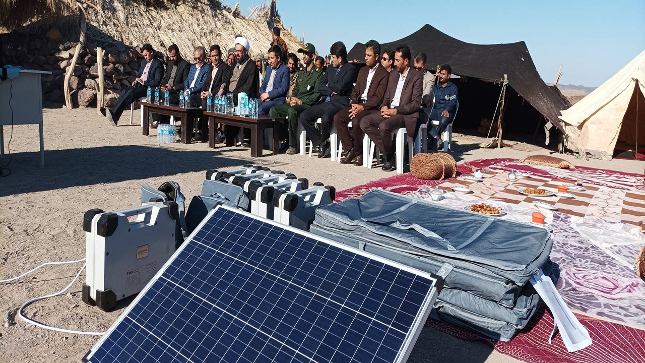 تحویل ۲۶۰سامانه سیار خورشیدی به عشایر کرمان