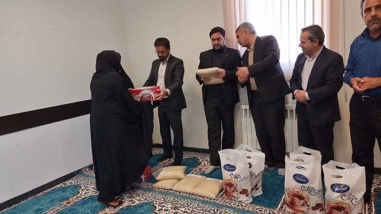 توزیع ۱۰۰ بسته کمک معیشتی بین خانواده‌های زندانیان نیازمندِ زرند