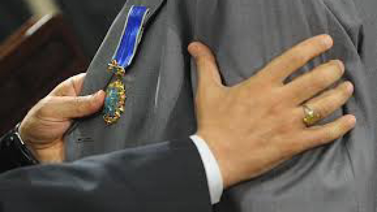 نشان عالی دانش به چه کسانی اعطا می‌شود؟