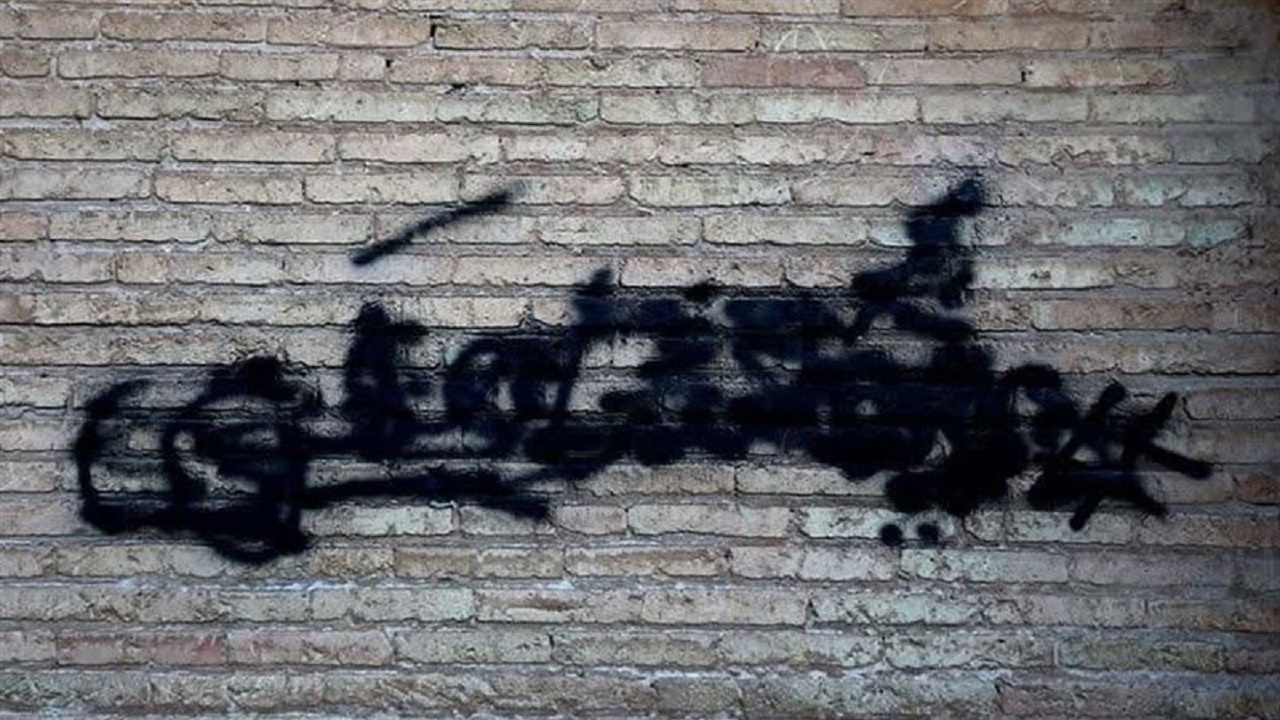 شعارنویسی روی بدنه سی‌وسه پل اصفهان در اغتشاشات اخیر