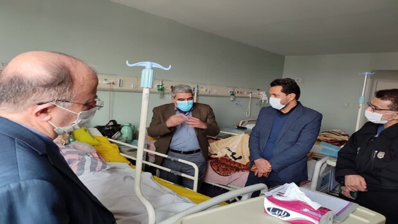 معاون وزیر بهداشت از دانش آموزان مسموم شده قمی عیادت کرد