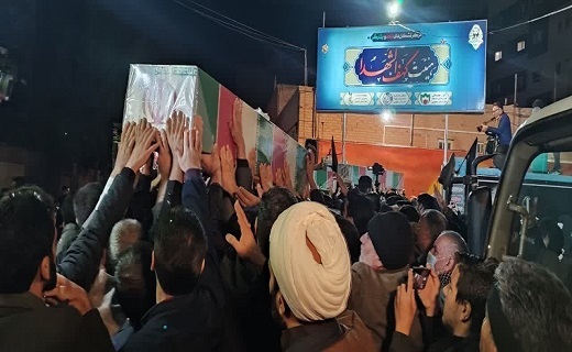 لاله های گمنام بر روی دستان مردم شهید پرور خراسان جنوبی