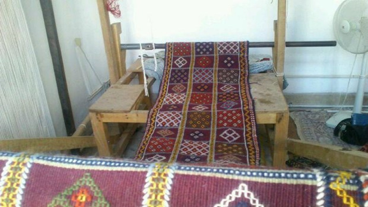 کارآفرینی یک بانوی زاهدانی با احیای هنر گلیم بافی