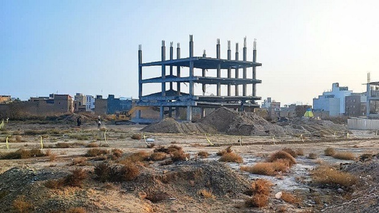 ماجرای تخریب یک ساختمان نیمه‌کاره در قم