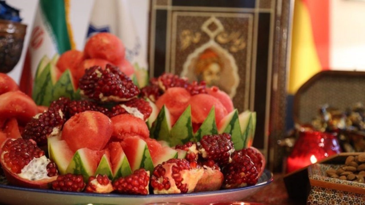 افزایش قابل توجه قیمت میوه های شب یلدا/ کمبودی برای عرضه میوه نداریم