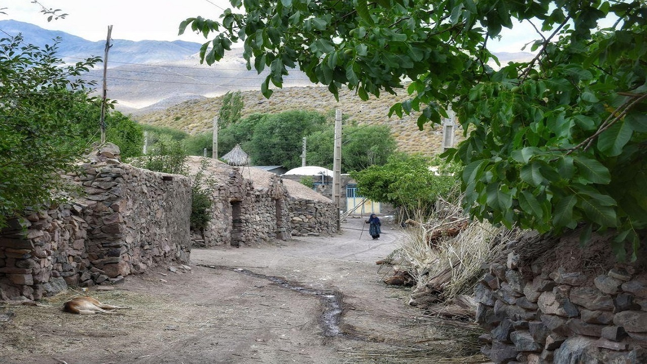 محرومیت اهالی روستای سرگز از امکانات اینترنت + فیلم