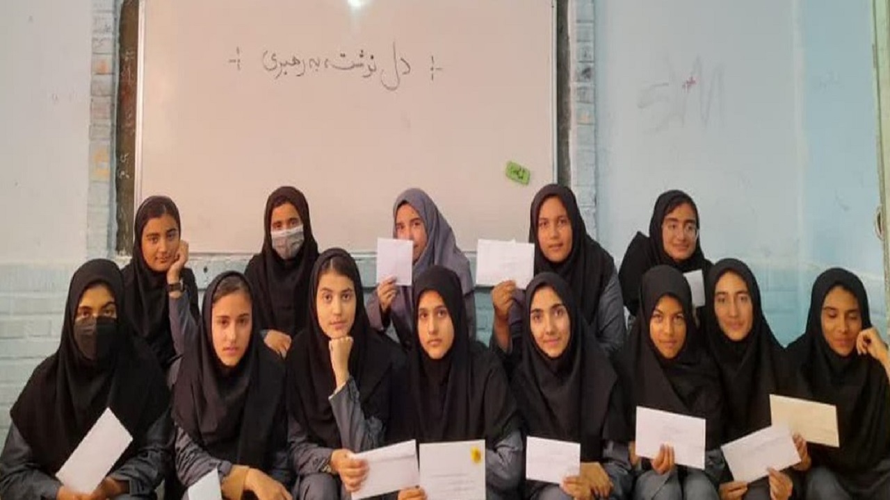 دریافت پاسخ رهبر انقلاب از سوی دانش آموزان درح