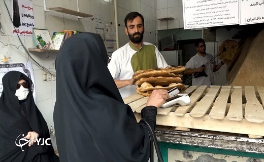تنور گرم مهربانی با رسم دستگیری از نیازمندان/ حجاب دغدغه این روز&zwnj;های یک نانوایی در یزد