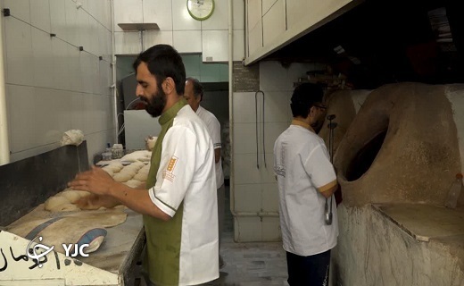 تنور گرم مهربانی با رسم دستگیری از نیازمندان/ حجاب دغدغه این روز&zwnj;های یک نانوایی در یزد