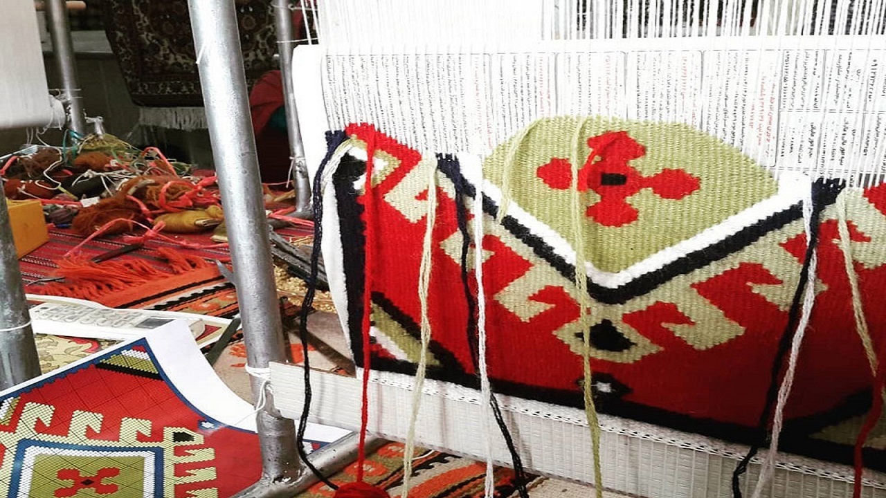 آموزش گلیم‌بافی به هنرجویان بروجنی