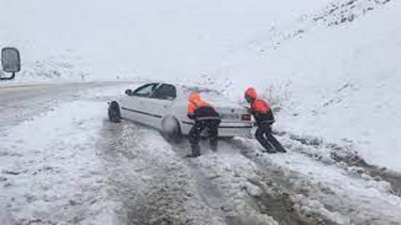 امدادرسانی به ۱۰۰ خودروی گرفتار در برف