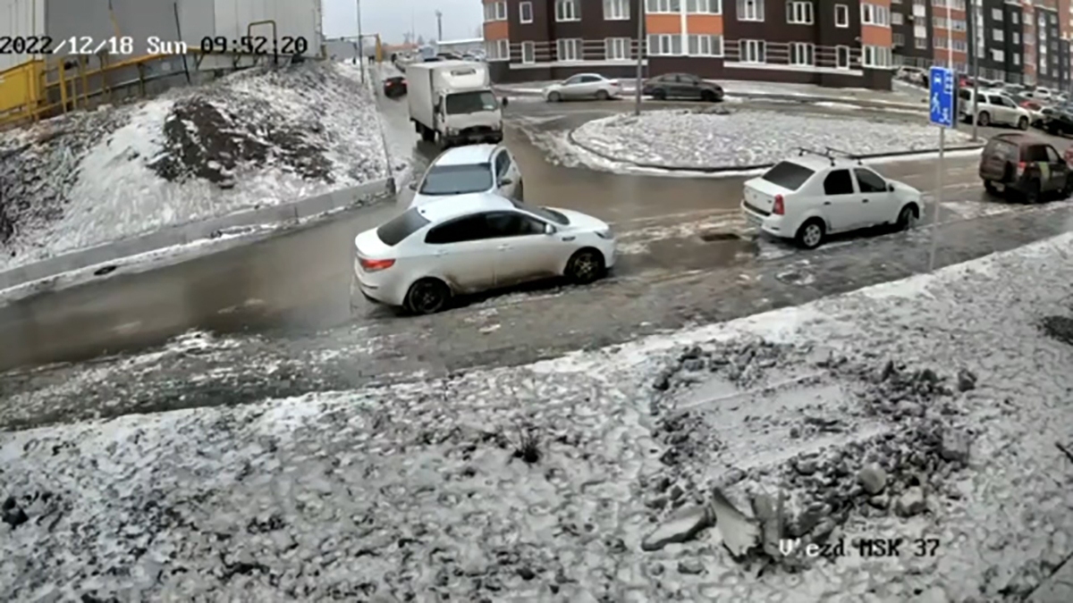 لحظه وحشتناک تصادف یک خودرو با قنادی + فیلم