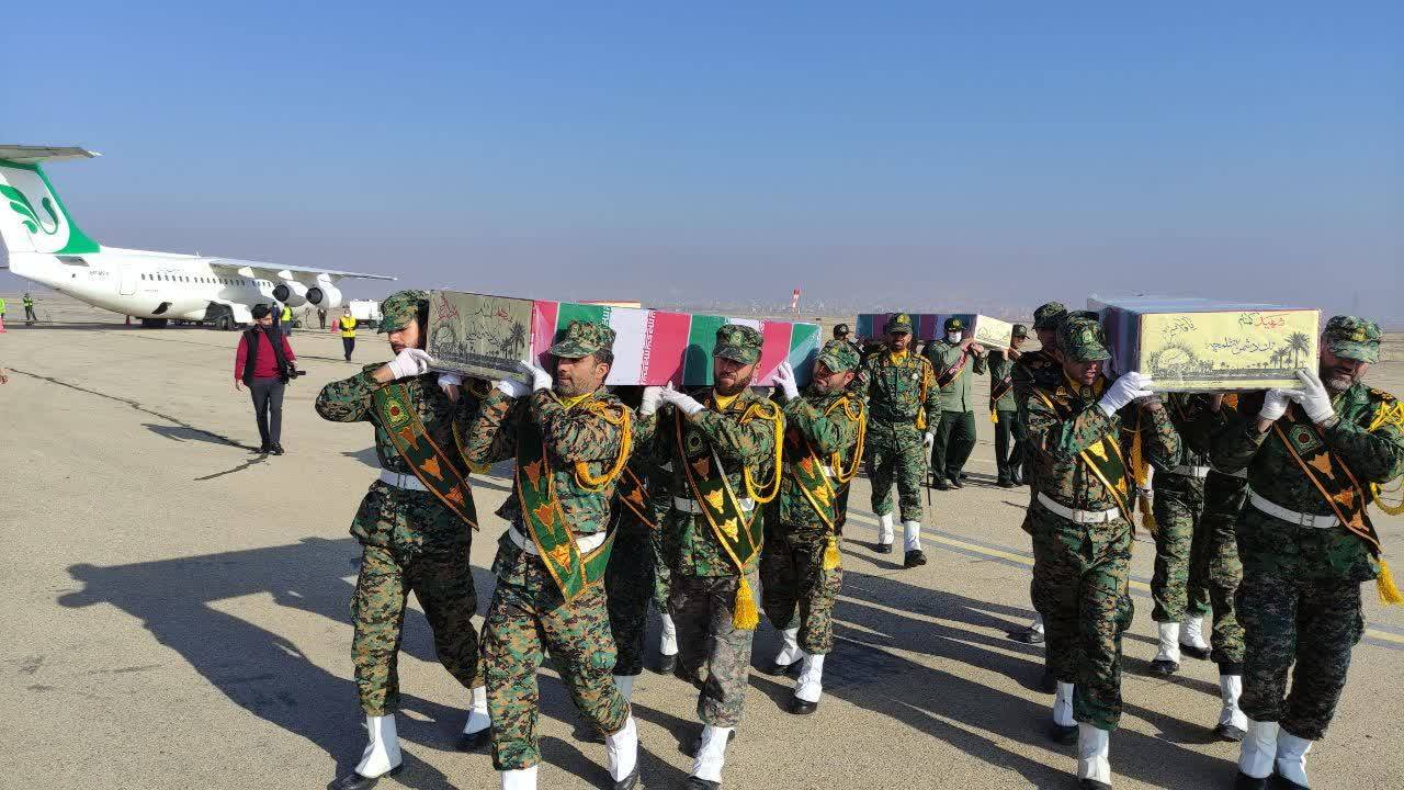 استقبال از ۵ شهید گمنام در فرودگاه شهرکرد + تصاویر