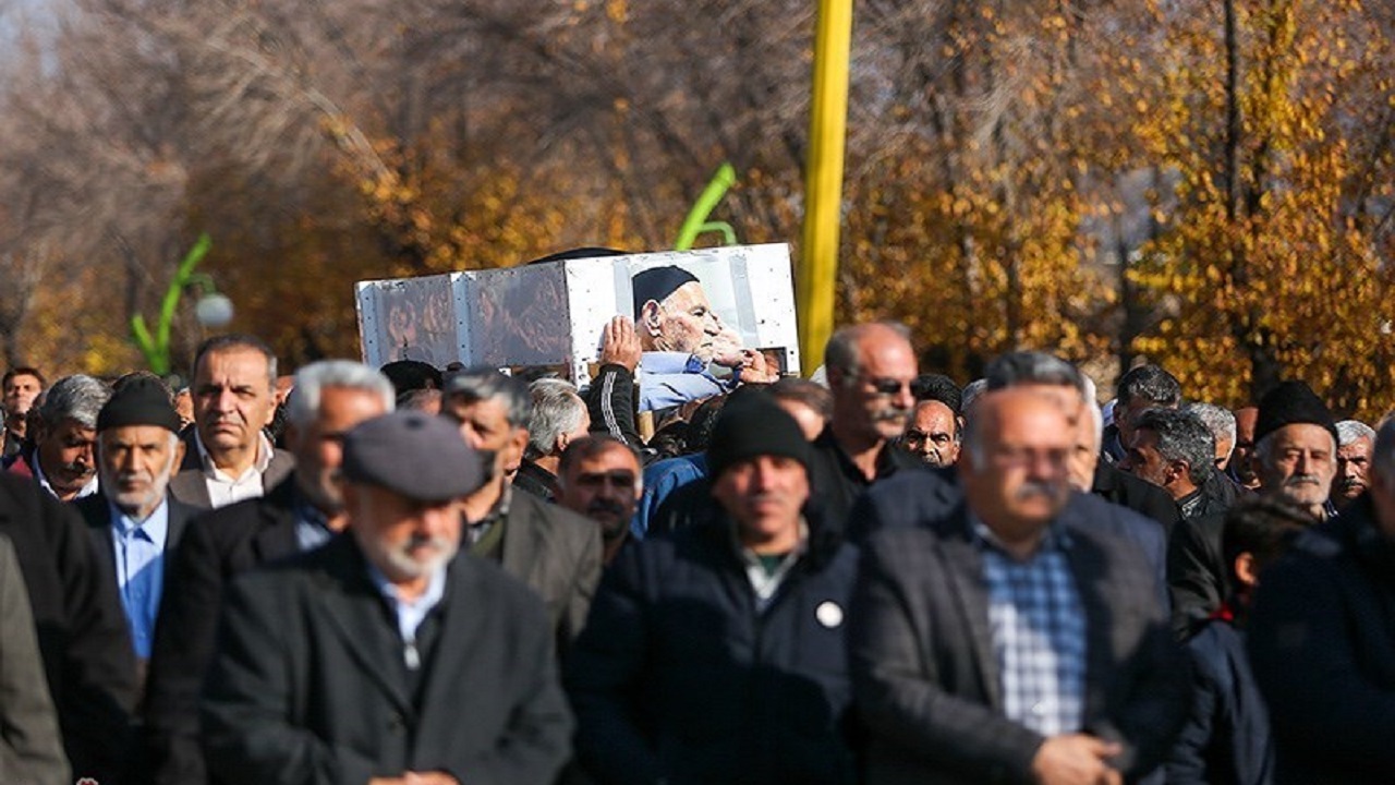 تشییع پیکر پدر شهیدان زینلی در شهرستان مبارکه