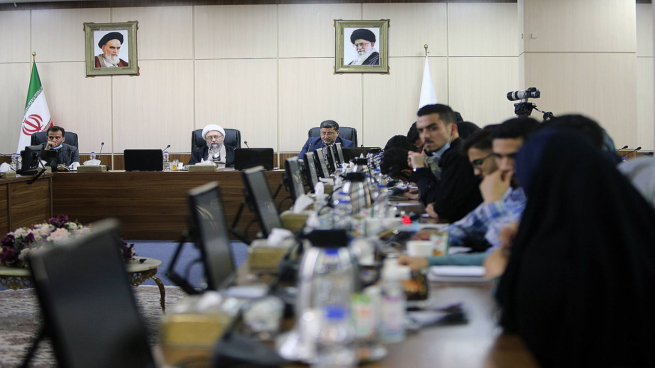 مطالبات دانشجویان باید بالاتر از سلف سرویس مختلط باشد/ حجاب در کشور قانون است