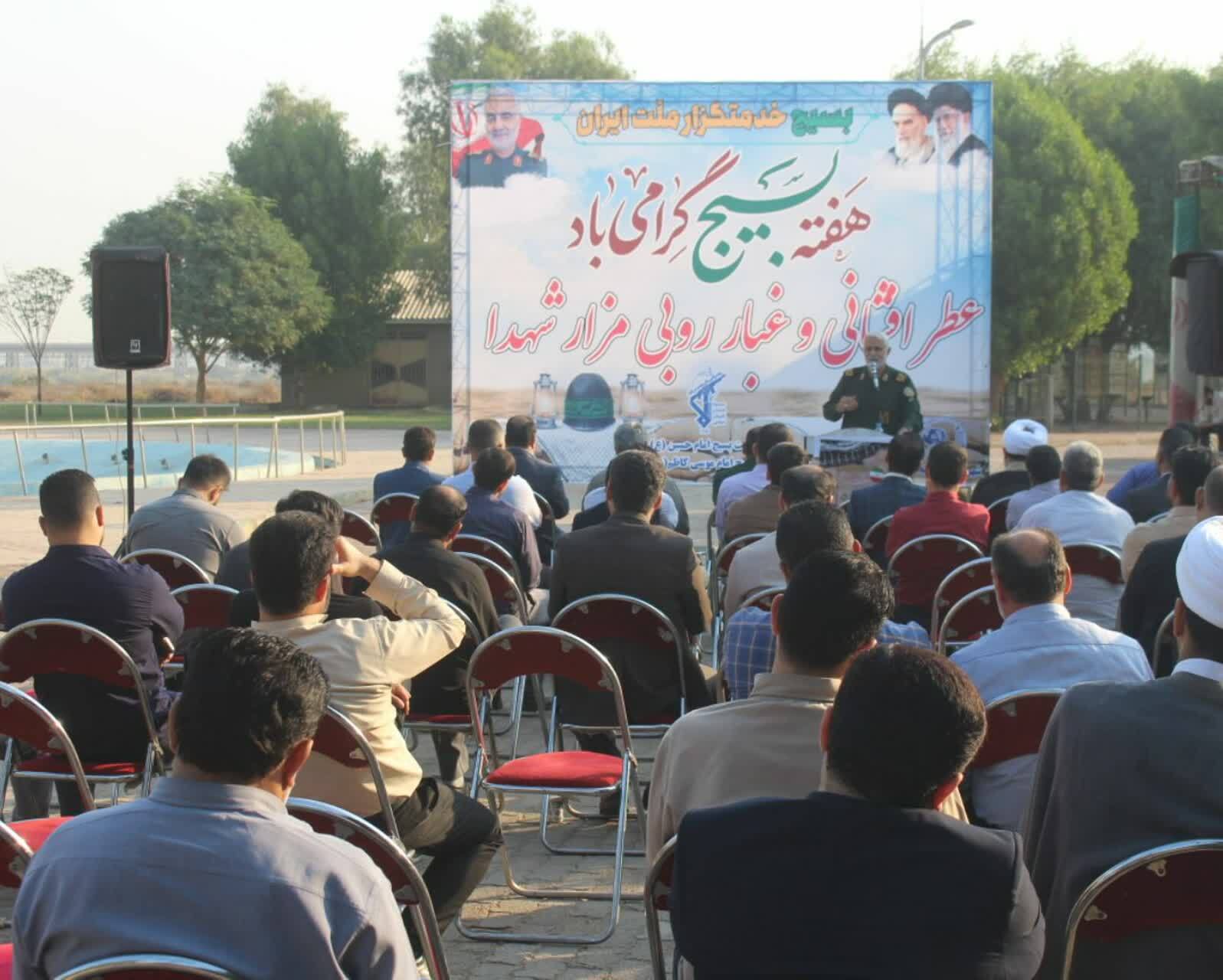 عطرافشانی و غبارروبی گلزار شهدا در اهواز