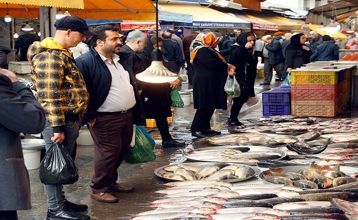 خرید &laquo;شب یلدا&raquo; در بازار&zwnj;های رشت