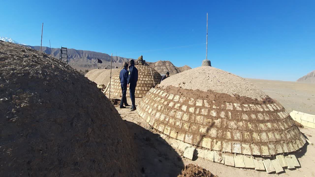 مرمت پشت بام تکیه روستای تاریخی گزک در راین
