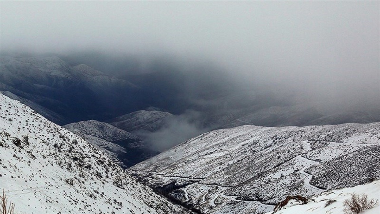 نمایی از طبیعت برفی روستای چنگان در اولین روز از زمستان + فیلم