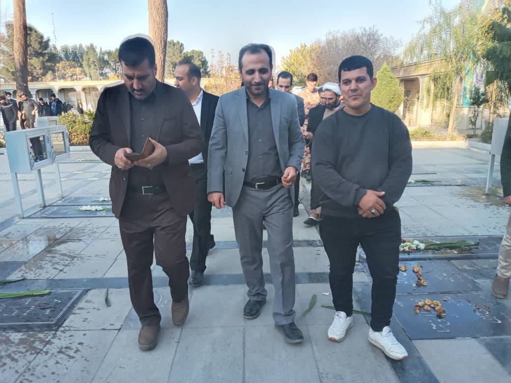 غبارروبی و عطر افشانی مزار شهدا به روایت شهروند خبرنگاران