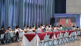 دورهمی فوتبالی کودکان کار تهران برای تماشای بازی ایران و ولز