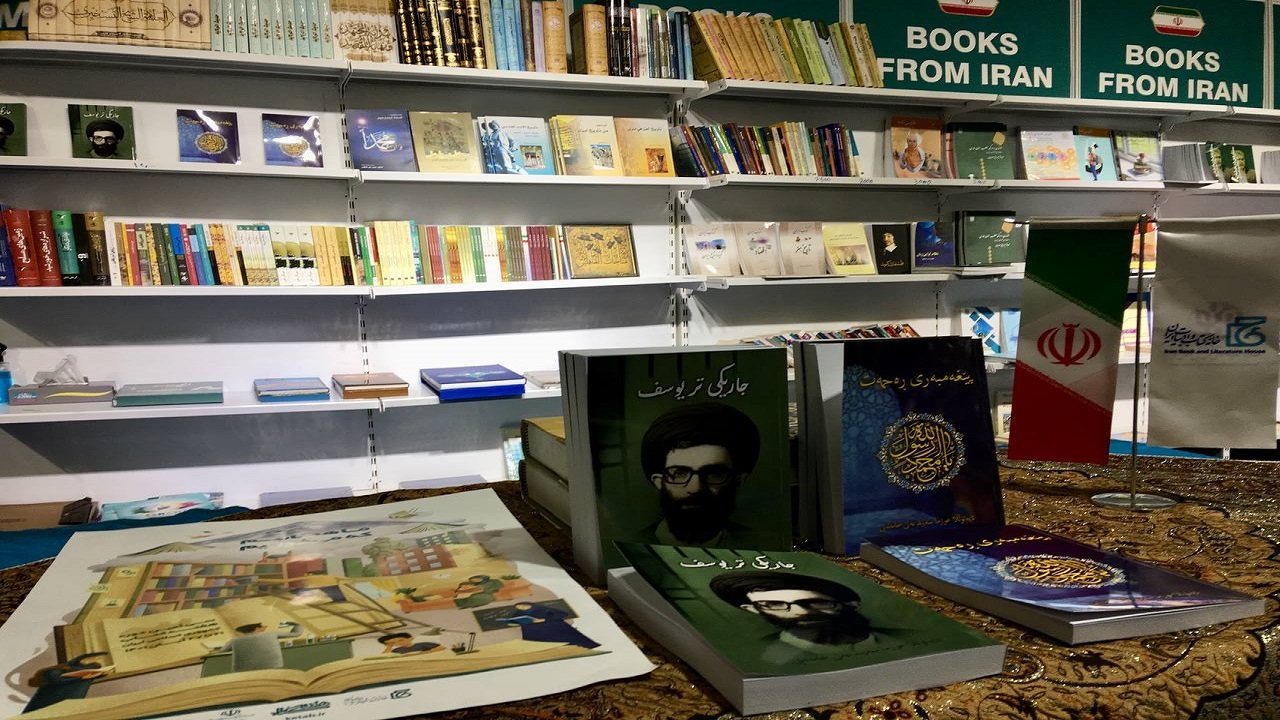 خاطرات رهبری در کتاب «خون دلی که لعل شد» به زبان کردی رونمایی شد