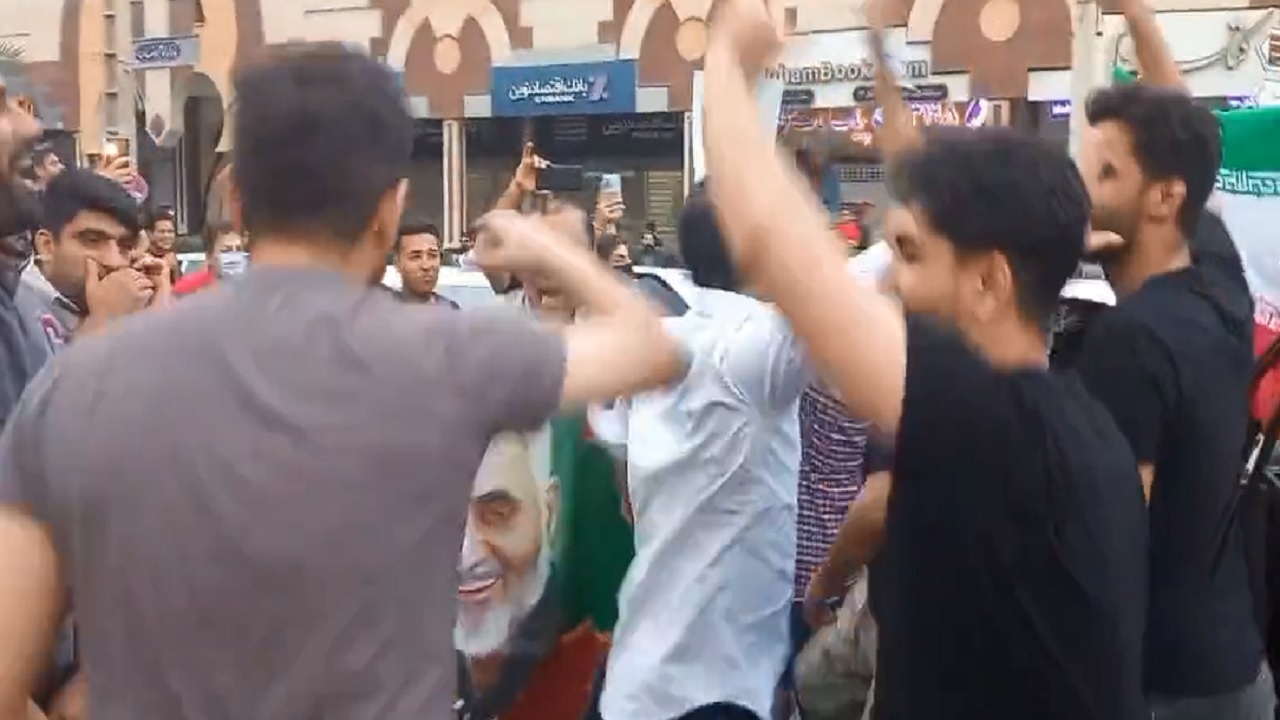 شادی مردم اهواز با عکس حاج قاسم پس از پیروزی تیم ملی مقابل ولز