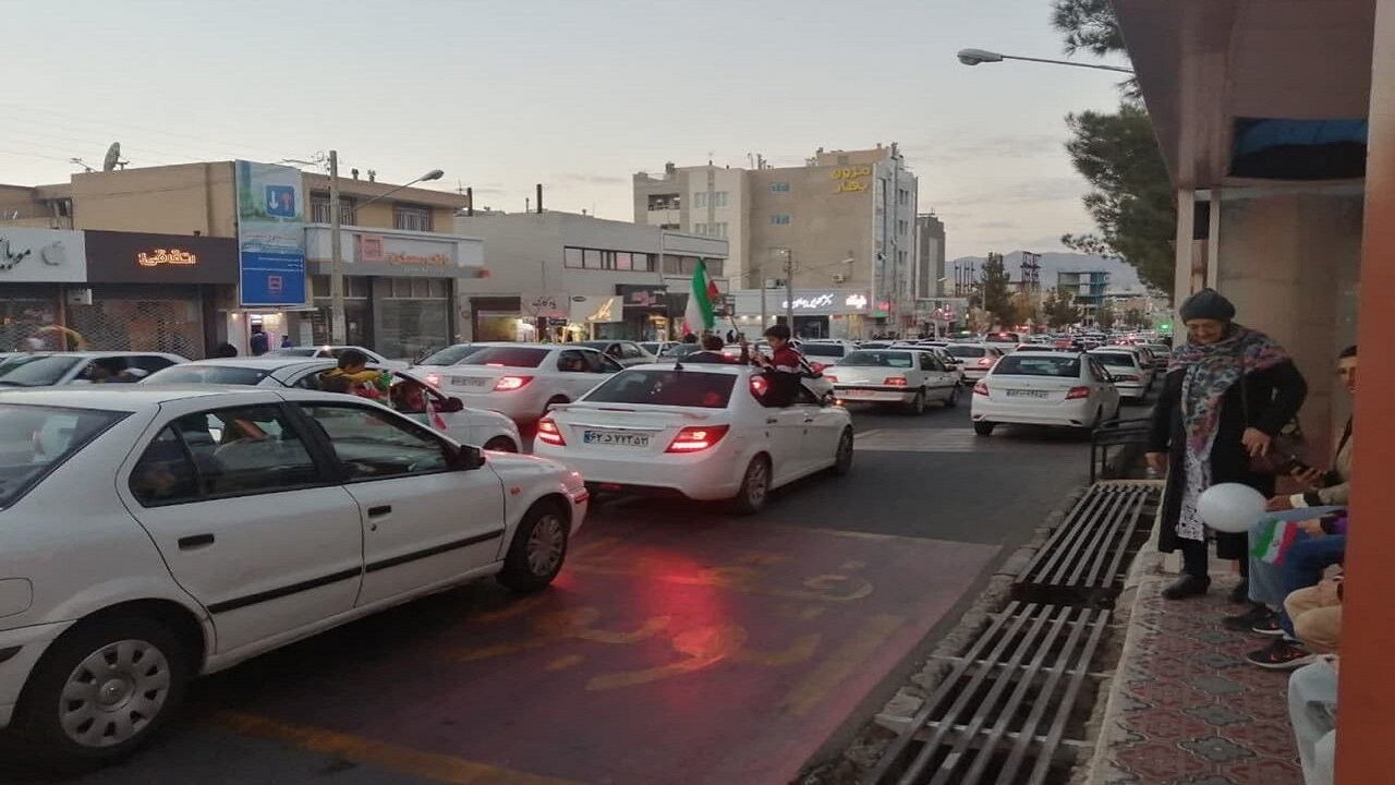 خوشحالی مردمان خاوران پس از برد تیم ملی