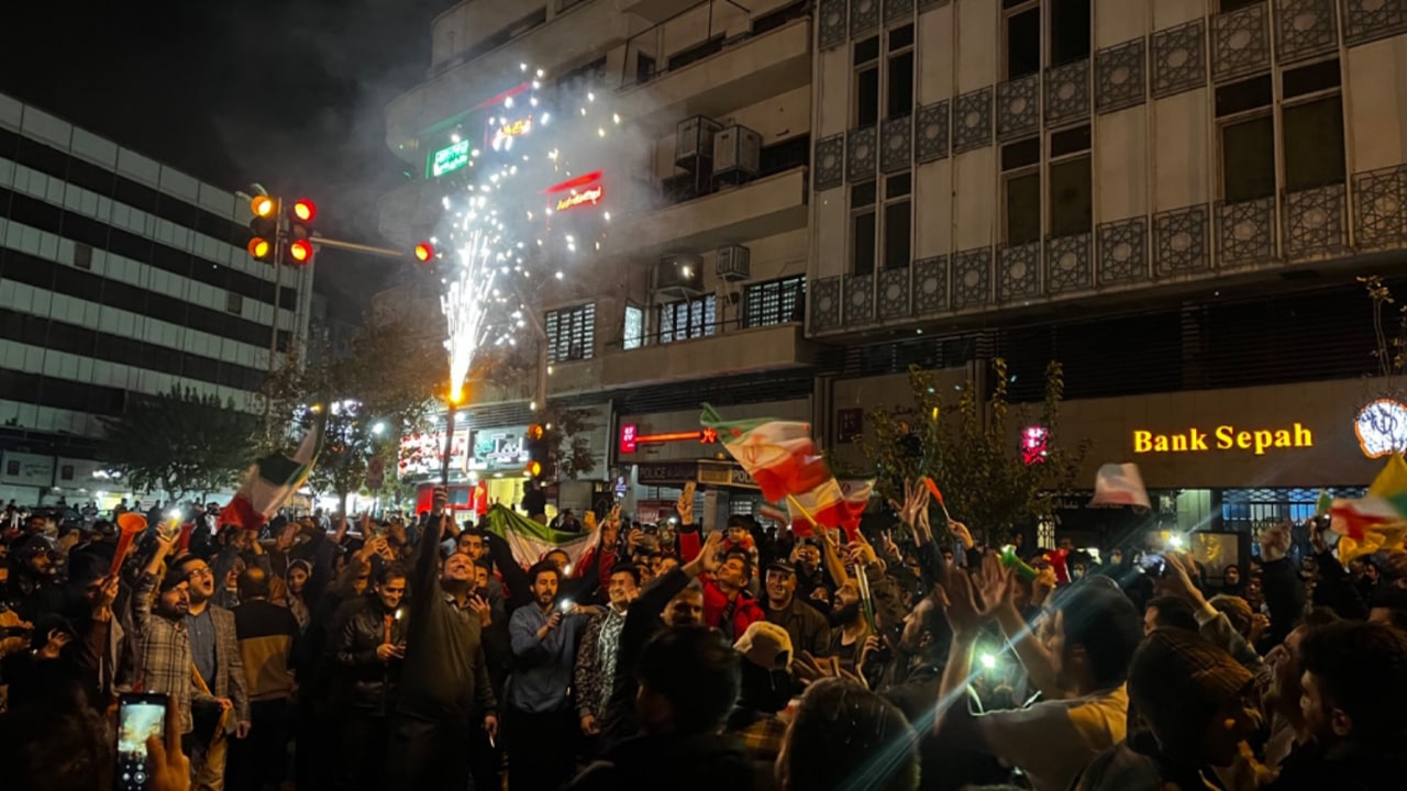 شادی مردم تهران پس از برد تیم ملی فوتبال + فیلم