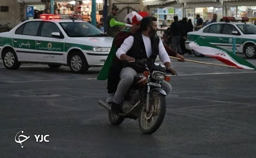 شادی مردم با پرچم زیبای ایران در خیابان&zwnj;های یزد+تصویر