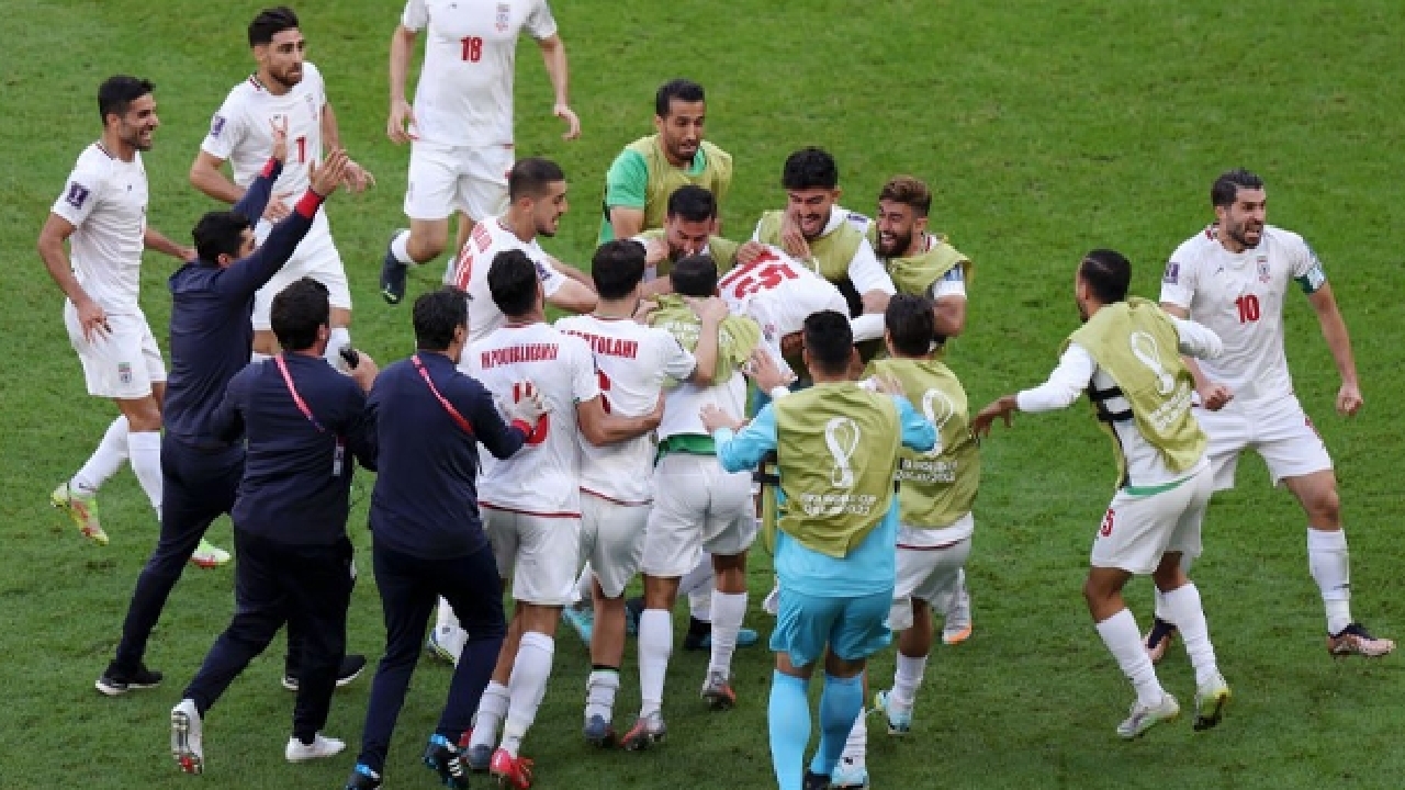 شادی گیلانیان پس از برد تیم ملی فوتبال مقابل تیم ولز