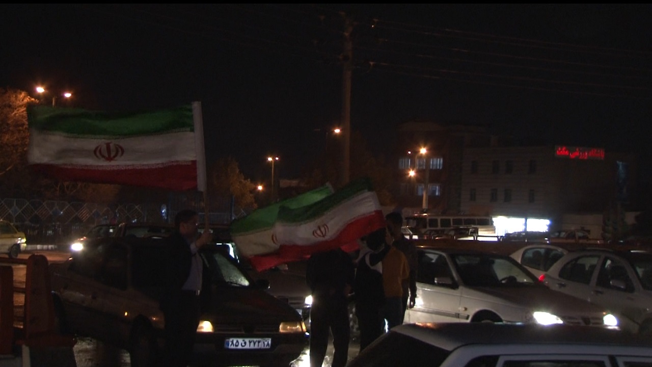 شادمانی و جشن همدانی‌ها بعد از پیروزی فوتبال ایران مقابل ولز