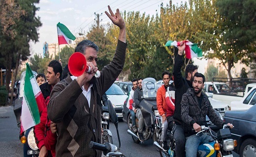 شادی مردم قم پس از پیروزی تیم ملی فوتبال به روایت تصویر