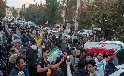 شادی مردم قم پس از پیروزی تیم ملی فوتبال به روایت تصویر