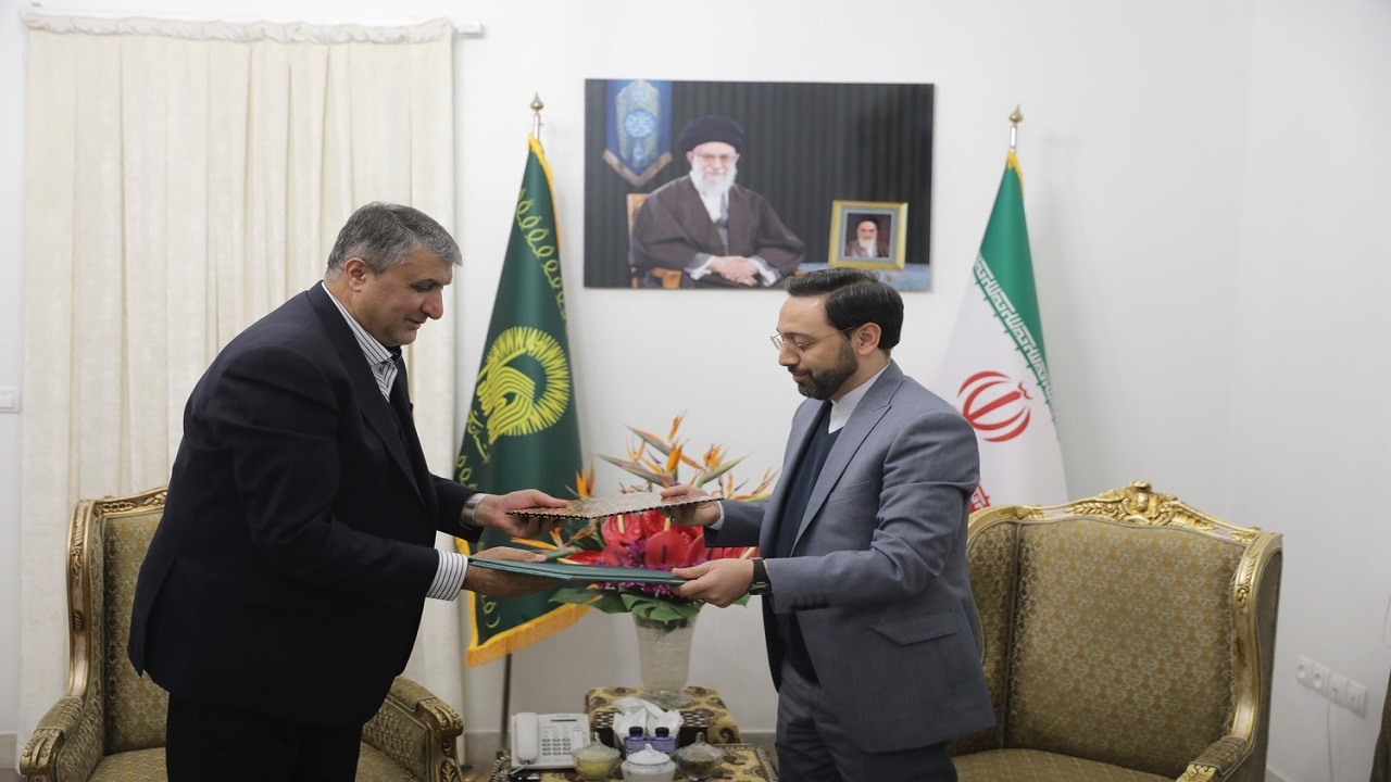 امضای  تفاهم نامه همکاری میان سازمان انرژی اتمی و آستان قدس رضوی